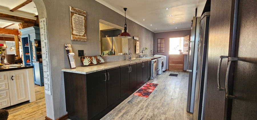 6 Bedroom Property for Sale in Hartbeesfontein North West